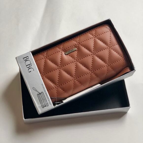 Cute BCBGeneration Tara Quilted Boxed Wristlet - Picture 3 of 10